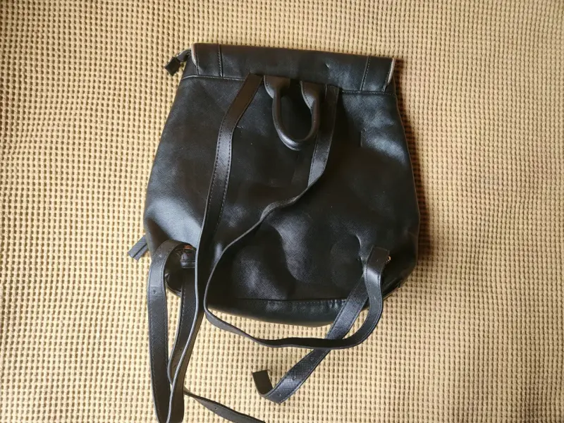 Mochila negra de cuero con bolsillos frontales - 3