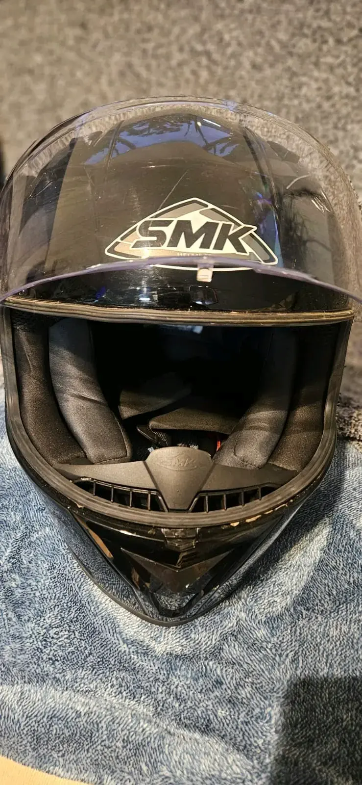 Casco de moto SMK negro con visor