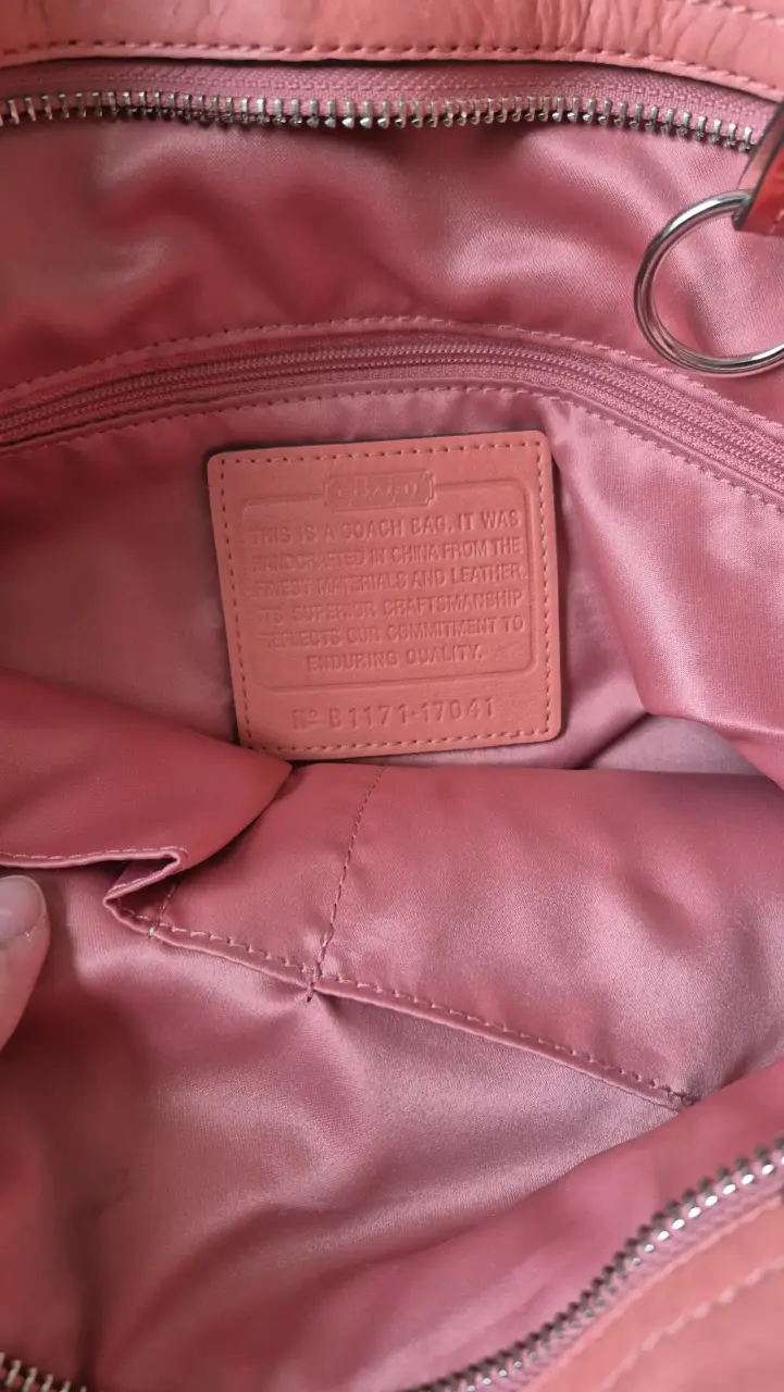 Bolso de cuero Coach color coral elegante - 2