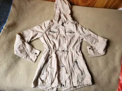 Gabardina beige con capucha para mujer - miniatura 1