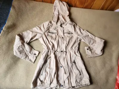 Gabardina beige con capucha para mujer - miniatura 2