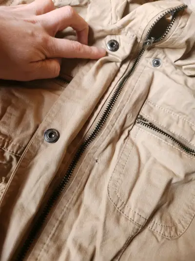 Gabardina beige con capucha para mujer - miniatura 4