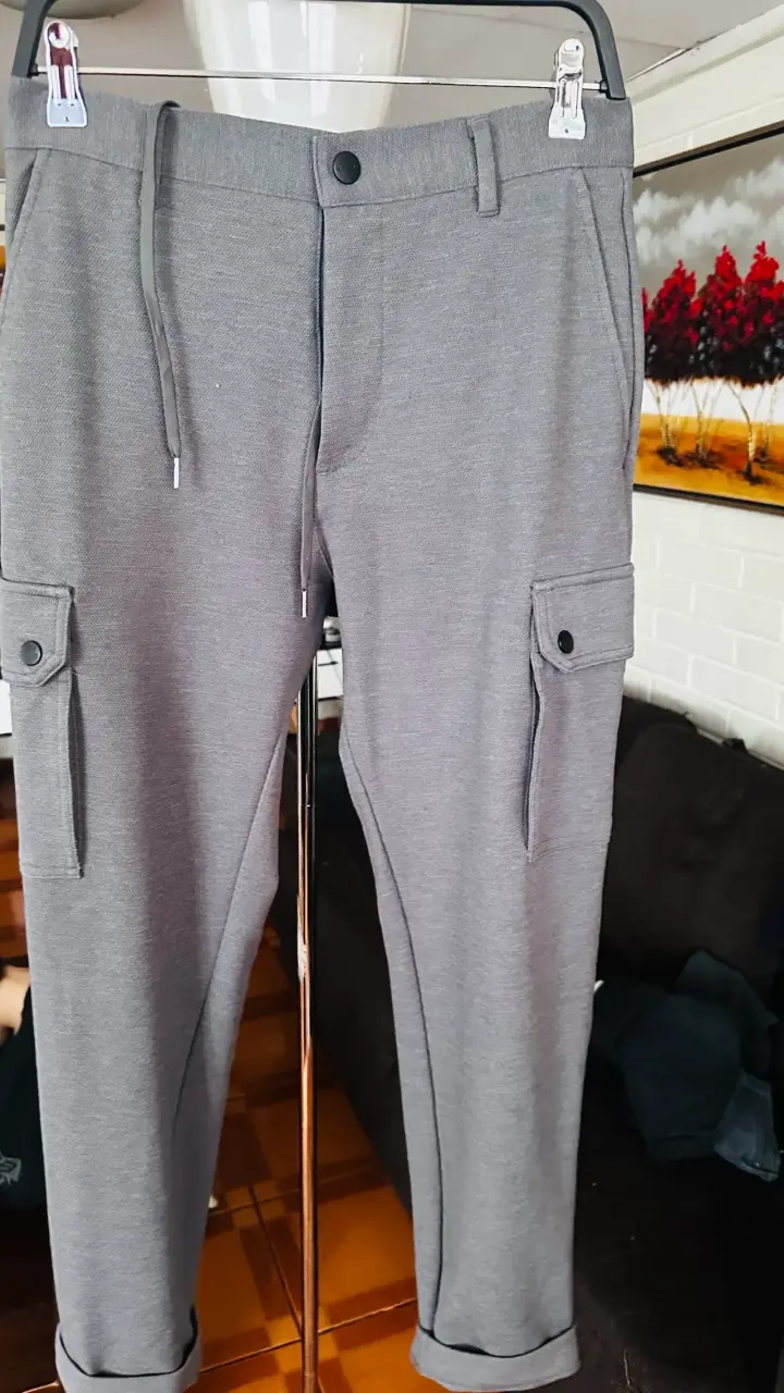 Pantalones cargo grises con bolsillos laterales