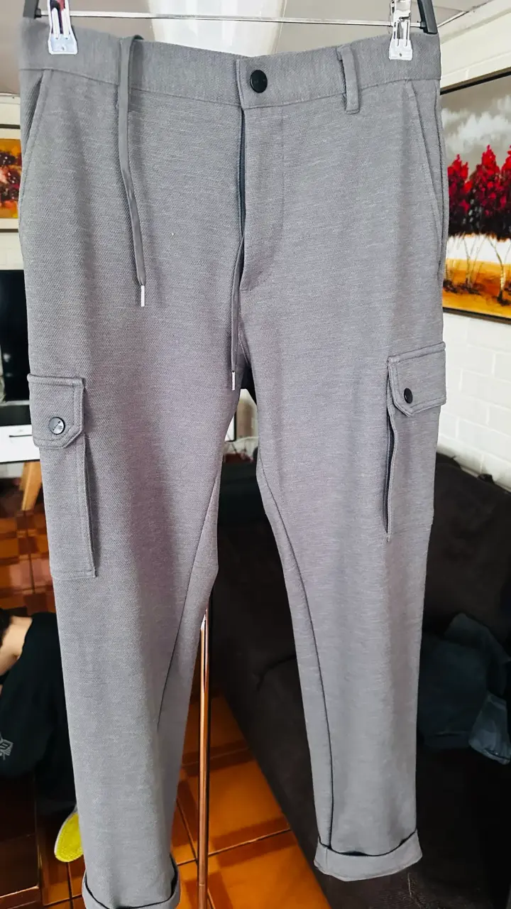 Pantalones cargo grises con bolsillos laterales - 2