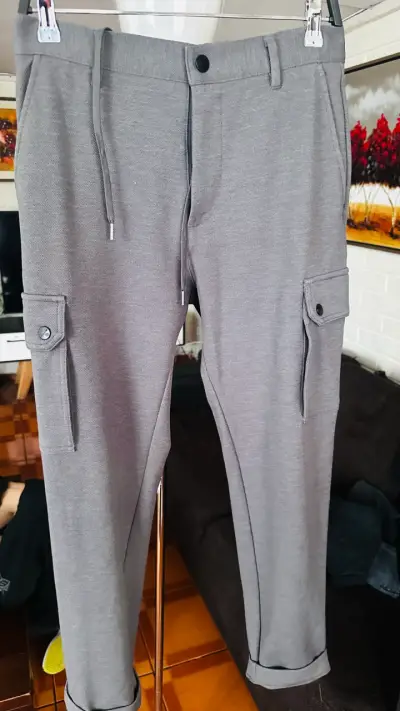 Pantalones cargo grises con bolsillos laterales - miniatura 2