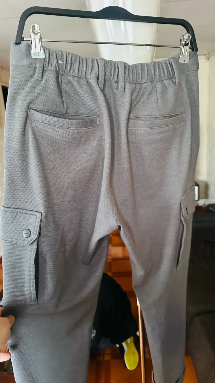 Pantalones cargo grises con bolsillos laterales - 4