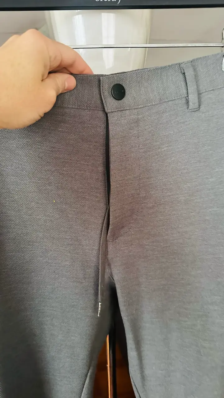 Pantalones cargo grises con bolsillos laterales - 5