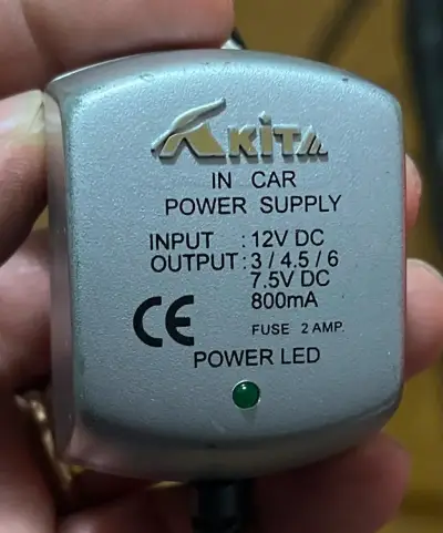 Fuente de poder para auto Akita con salida ajustable - miniatura 1