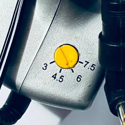 Fuente de poder para auto Akita con salida ajustable - miniatura 3