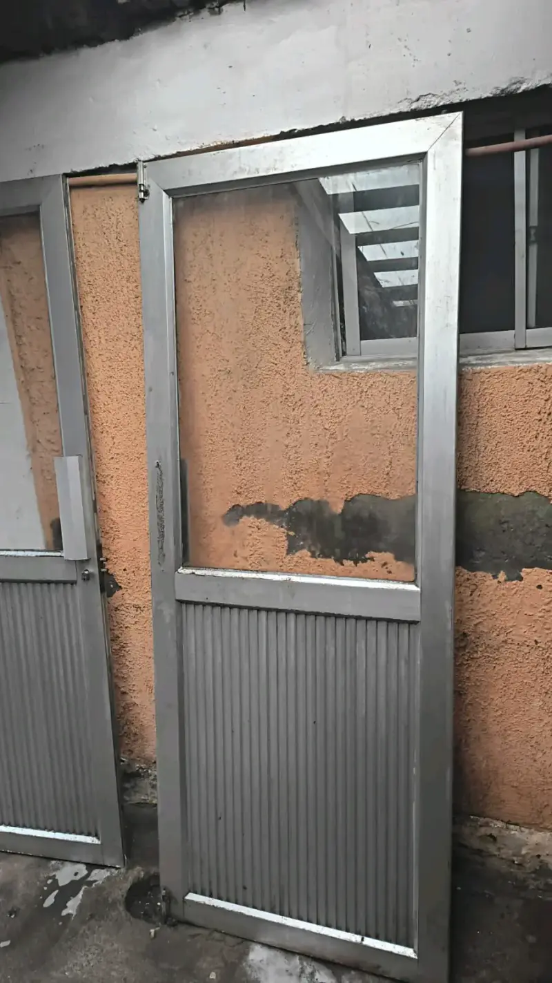 Puerta de aluminio con vidrio para exterior - 1