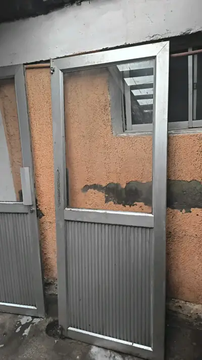 Puerta de aluminio con vidrio para exterior - miniatura 1