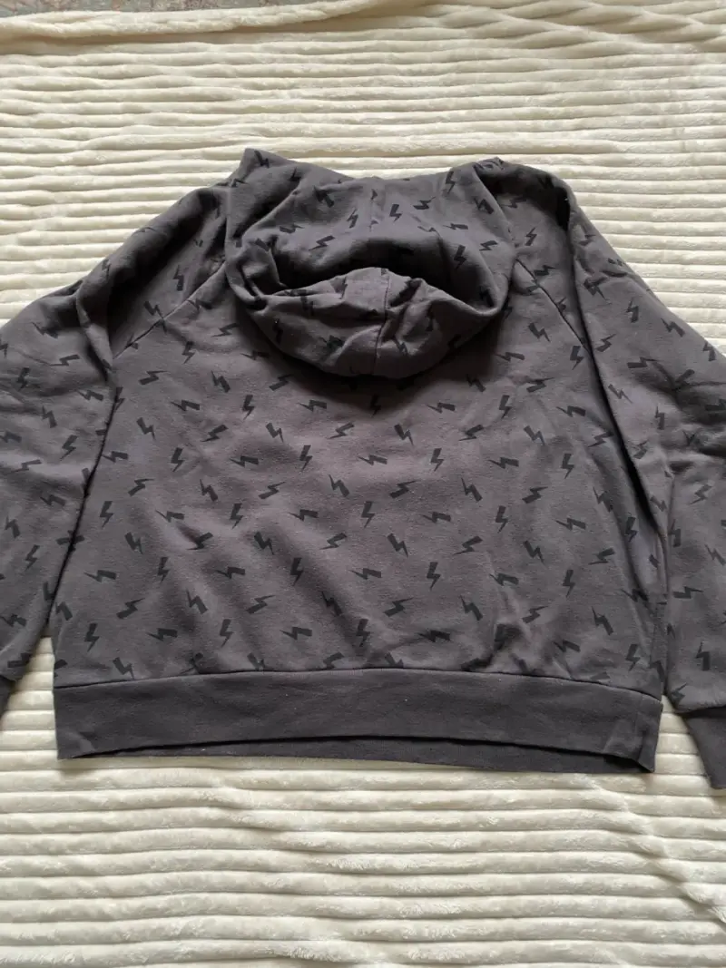 Polerón con capucha gris estampado de rayos - 1