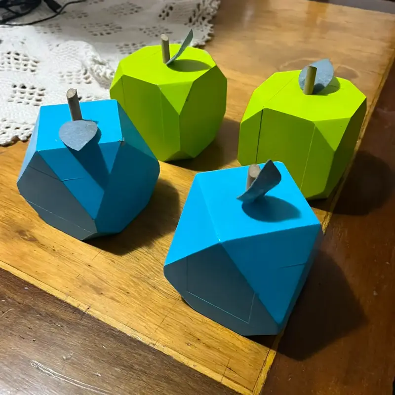 Decoración de mesa manzanas de papel en colores vivos