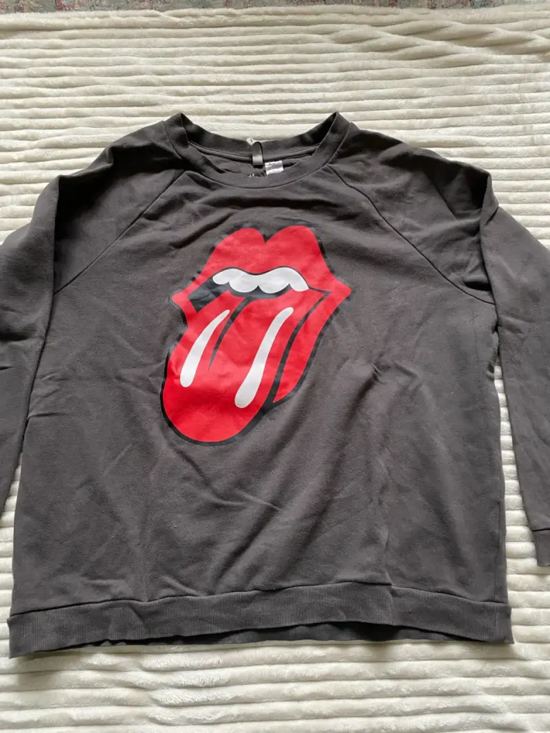 Polerón gris con diseño de lengua - 1