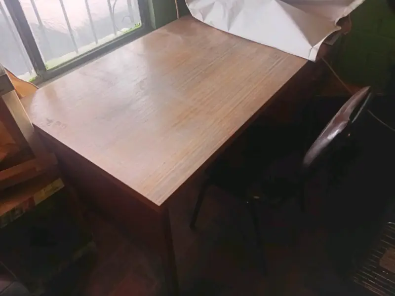Escritorio de madera para oficina o estudio - 1