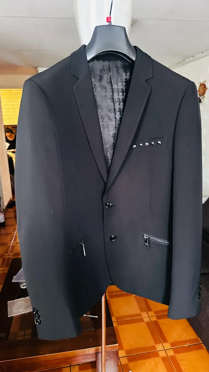 Blazer negro elegante con detalles metálicos