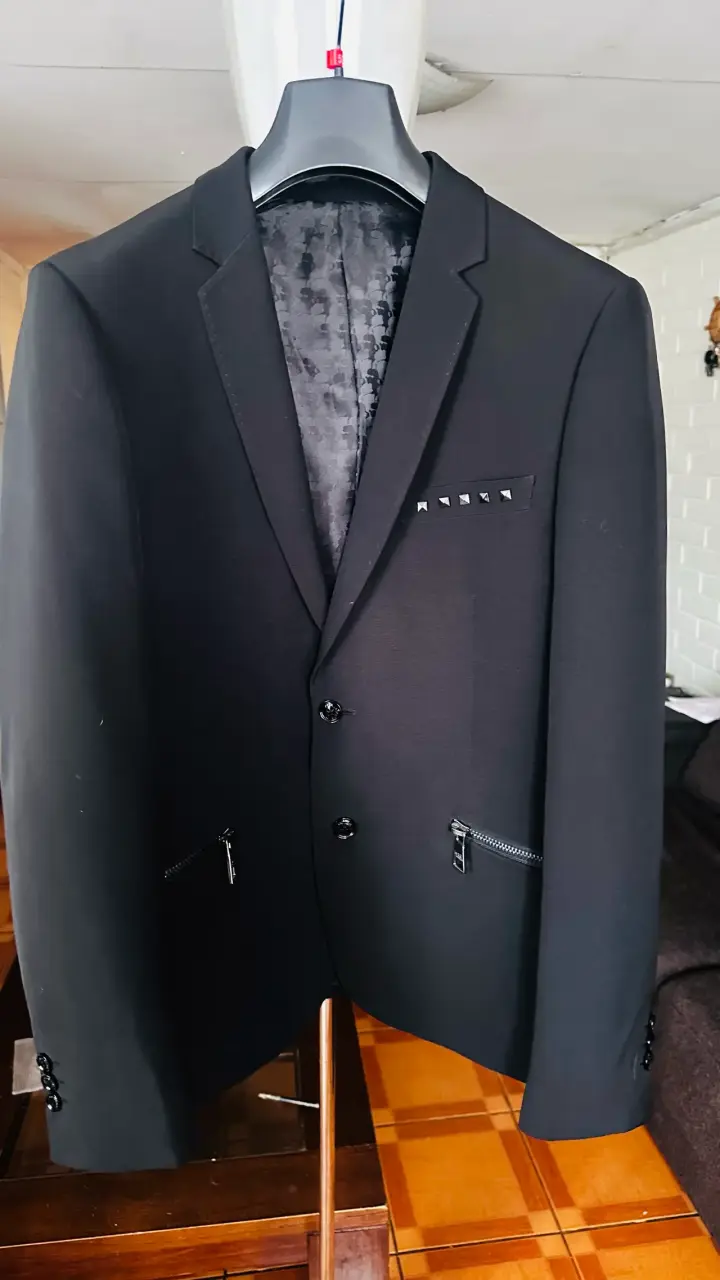 Blazer negro elegante con detalles metálicos - 2