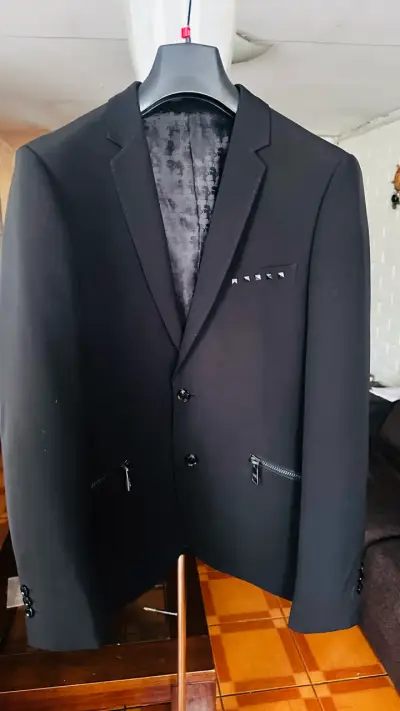 Blazer negro elegante con detalles metálicos - miniatura 2