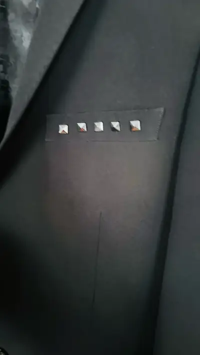 Blazer negro elegante con detalles metálicos - miniatura 3