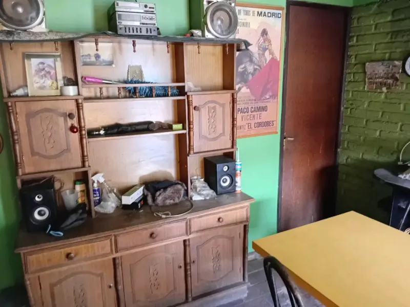 Mueble de madera vintage con estanterías