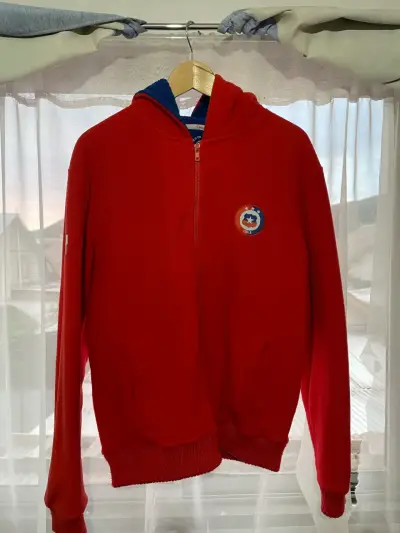 Polerón rojo con capucha de la selección chilena - miniatura 2