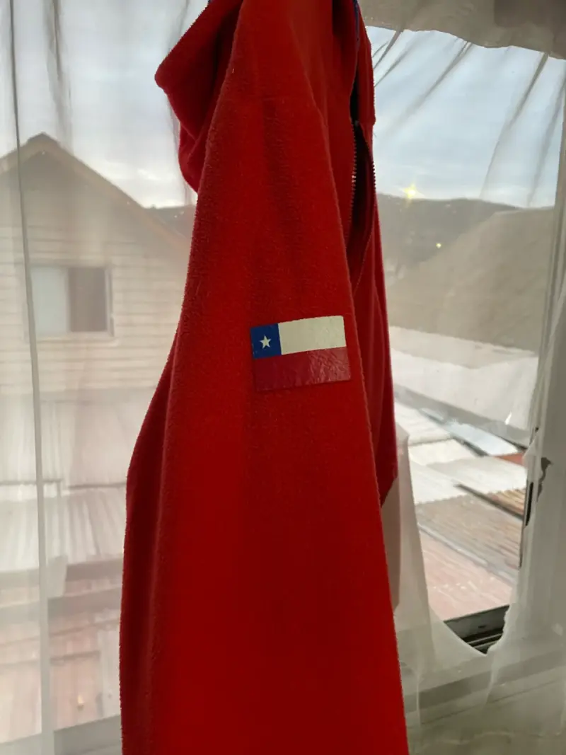 Polerón rojo con capucha de la selección chilena - 4