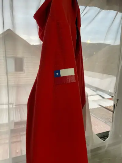 Polerón rojo con capucha de la selección chilena - miniatura 4