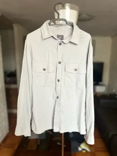 Camisa gris de hombre H&M con bolsillos - miniatura 1