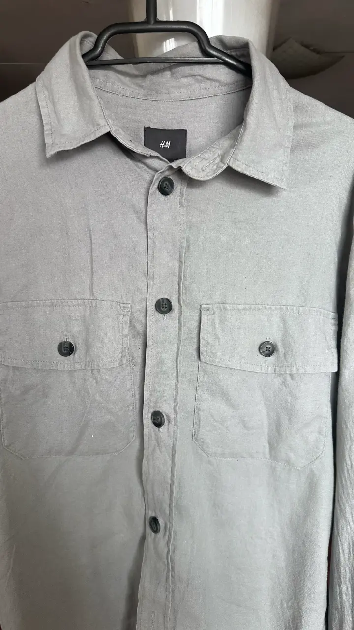 Camisa gris de hombre H&M con bolsillos - 2