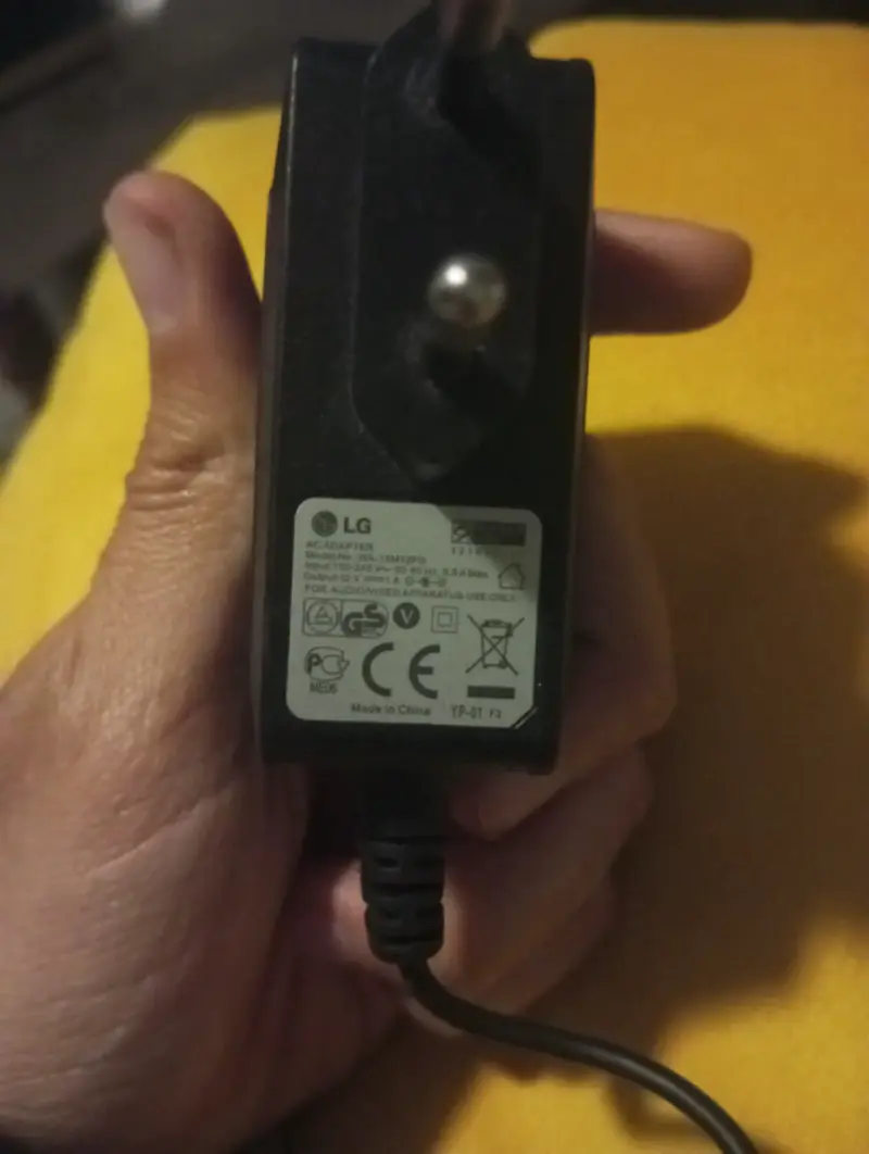 Cargador de corriente LG modelo YP-01 F3 - 1