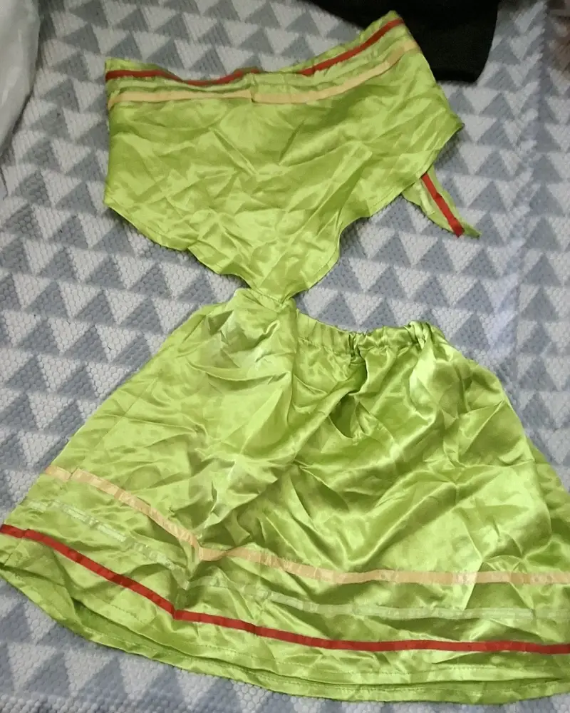 Conjunto de falda y top verde con detalles rojos