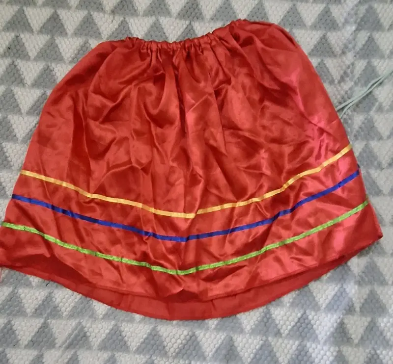 Falda roja con cintas de colores para disfraz