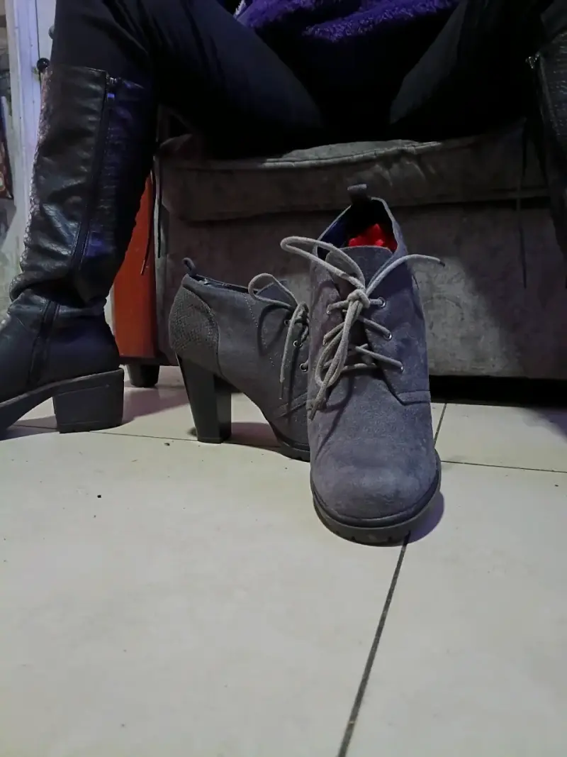Botines de cuero gris con cordones y tacón - 1