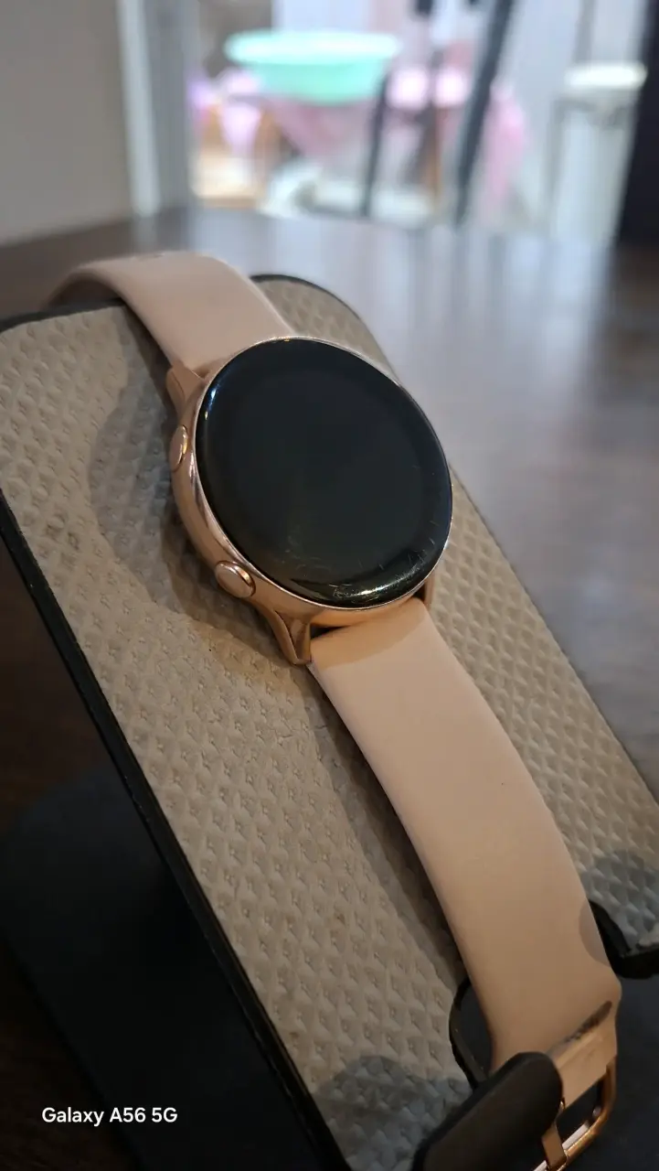 Reloj inteligente dorado con correa beige - 1