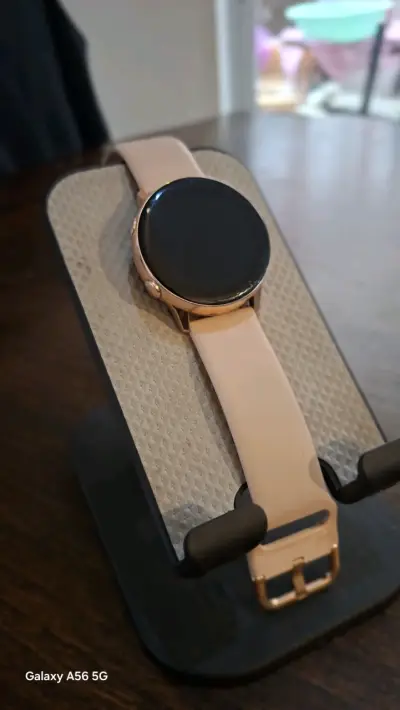 Reloj inteligente dorado con correa beige - miniatura 2