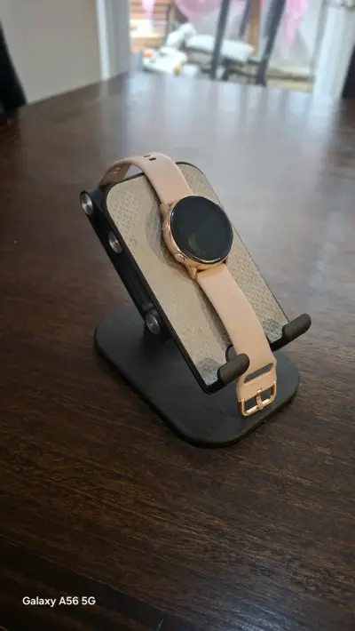 Reloj inteligente dorado con correa beige - miniatura 3