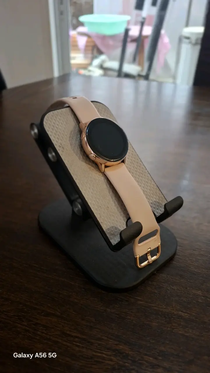 Reloj inteligente dorado con correa beige - 4