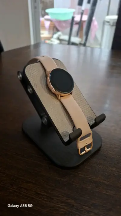 Reloj inteligente dorado con correa beige - miniatura 4