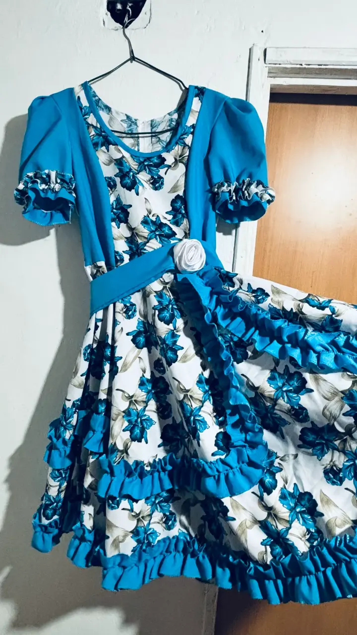 Vestido floral azul con volantes - 1