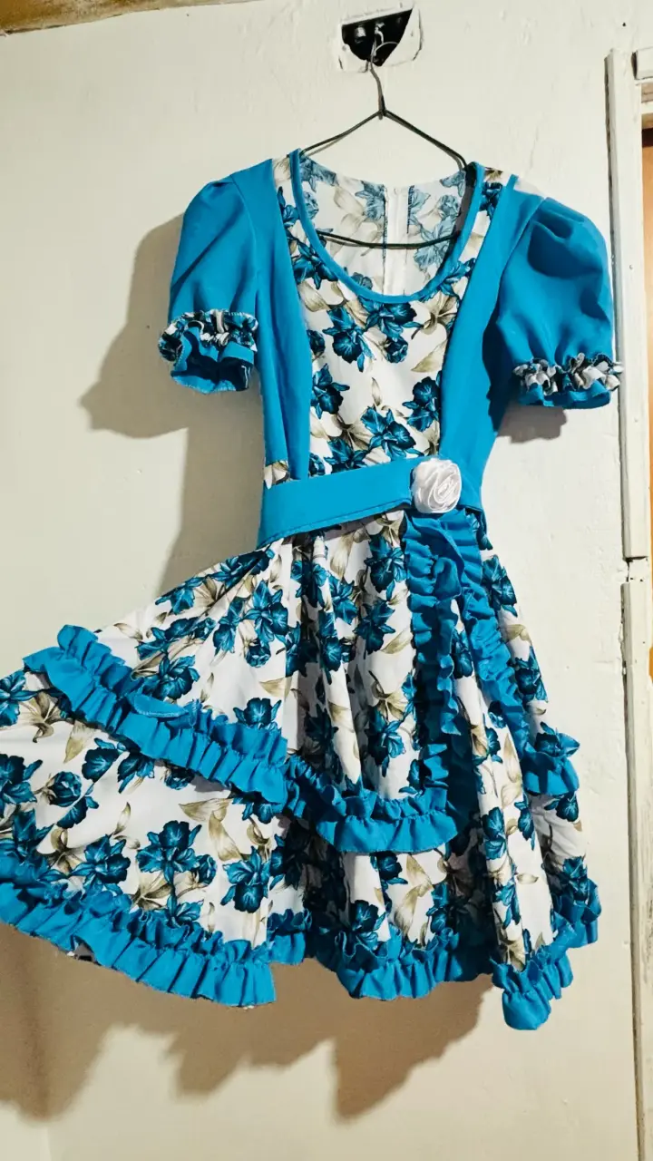 Vestido floral azul con volantes - 3