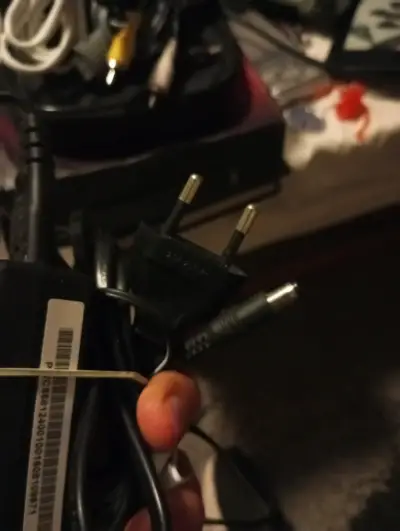 Adaptador de corriente Delta Electronics 12V 1A - miniatura 2