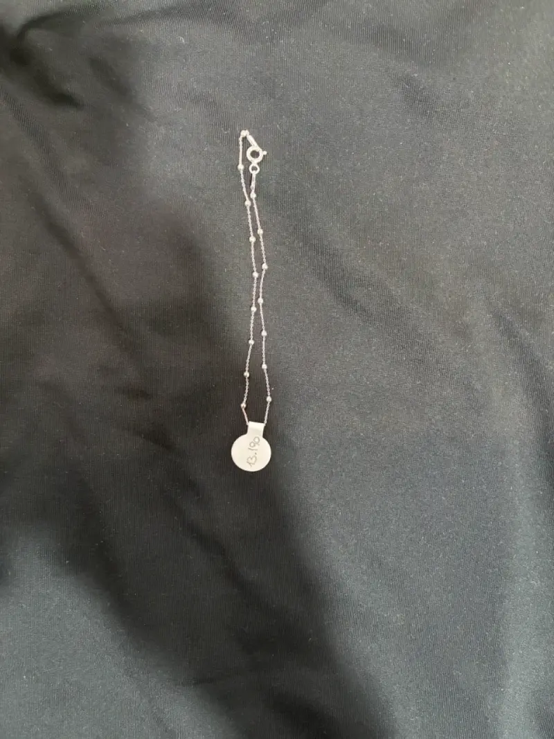 Collar de plata con dije redondo grabado