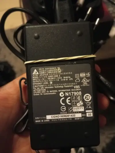 Adaptador de corriente Delta Electronics 12V 1A - miniatura 1