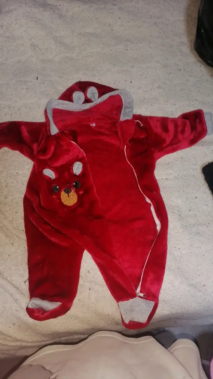 Enterito de bebé rojo con capucha y orejas - 3