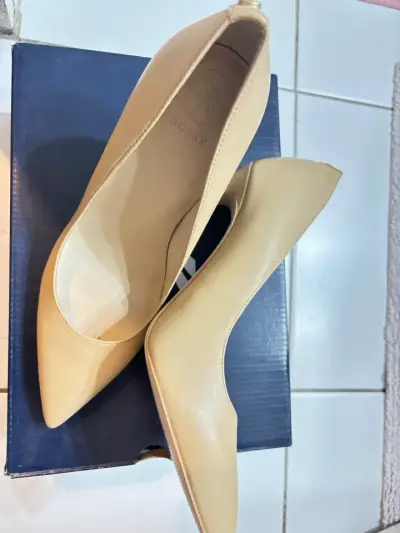 Zapatos de tacón beige Guess elegantes - miniatura 1
