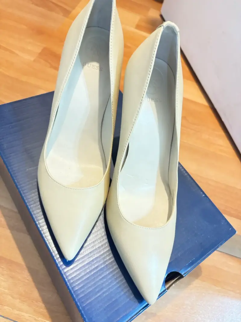 Zapatos de tacón beige Guess elegantes - 2