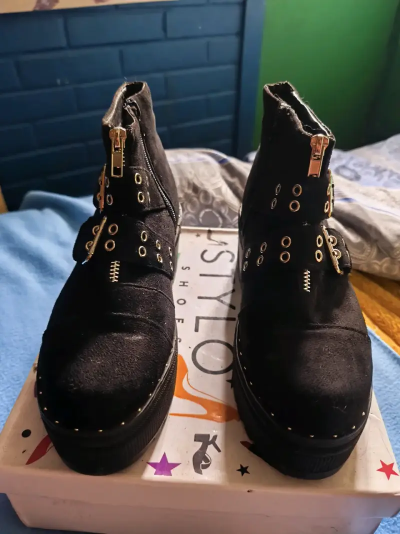 Botines negros con ojales y cierre dorado - 1