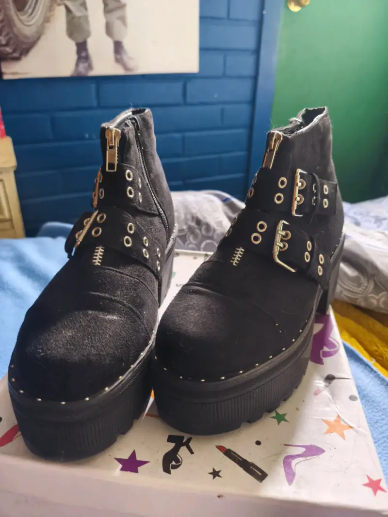 Botines negros con ojales y cierre dorado - 2