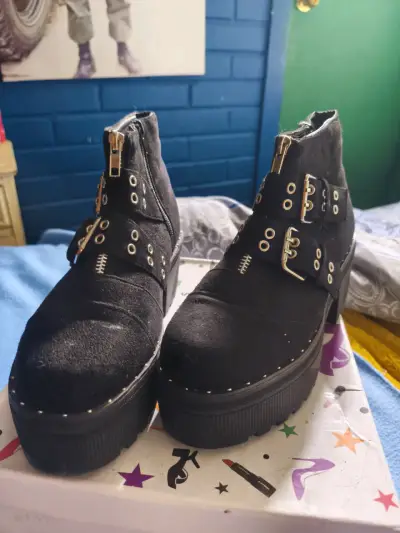 Botines negros con ojales y cierre dorado - miniatura 2