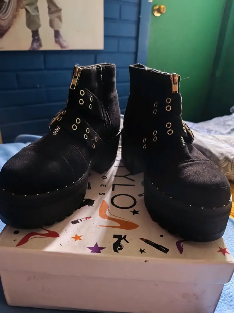 Botines negros con ojales y cierre dorado - 3